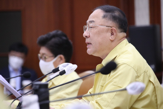 홍남기 경제부총리 겸 기획재정부 장관이 25일 오전 정부서울청사에서 열린 제8차 비상경제 중앙대책본부 회의를 주재하고 있다.   연합뉴스